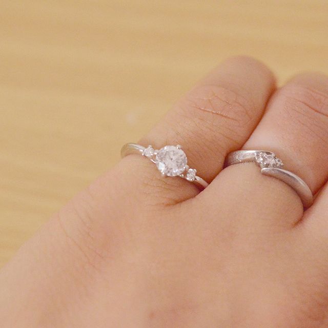 【COLANY(コラニー)の口コミ】 婚約指輪として頂いたものですが、第一印象はかわいい！でした。

気取ら…