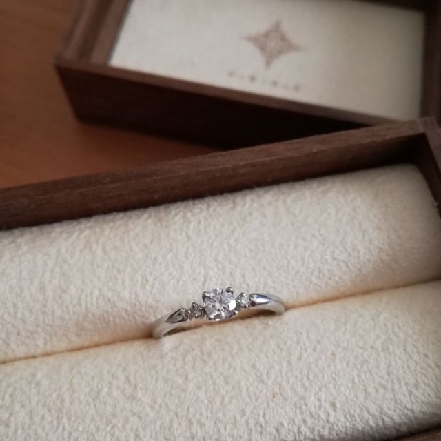 【PORTADA(ポルターダ)の口コミ】 憧れの婚約指輪は日常使いができる、シンプルなものを探していました。そ…