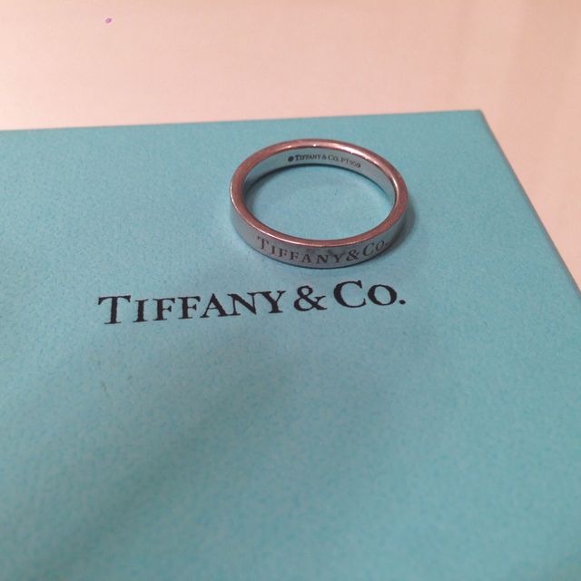 【ティファニー(Tiffany & Co.)の口コミ】 シンプルなフラットタイプであるところ、厚みがあり結婚指輪らしい重厚感…