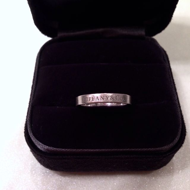 【ティファニー(Tiffany & Co.)の口コミ】 シンプルなフラットタイプであるところ、厚みがあり結婚指輪らしい重厚感…