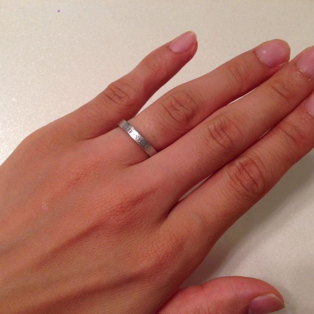 【ティファニー(Tiffany & Co.)の口コミ】 シンプルなフラットタイプであるところ、厚みがあり結婚指輪らしい重厚感…