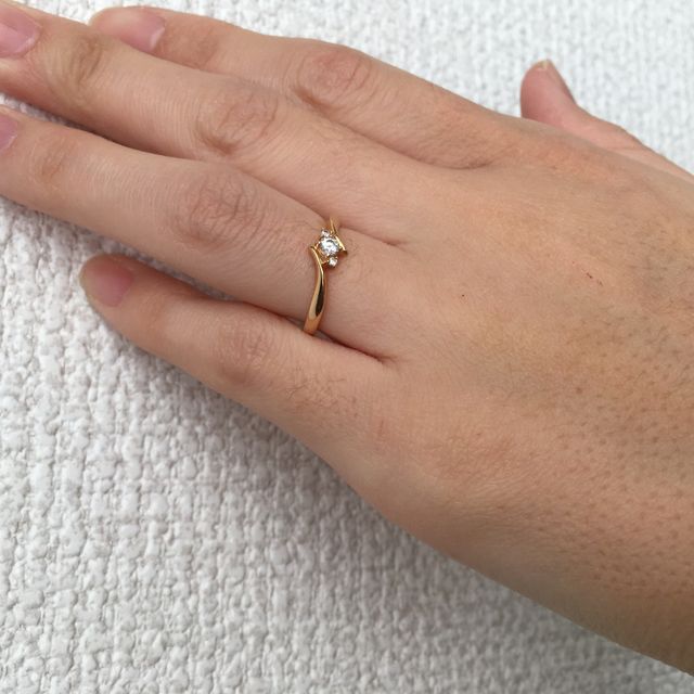 【4℃ BRIDAL(ヨンドシーブライダル)の口コミ】 金属アレルギーのため、素材を限定して見せていただきました。シルバー色…