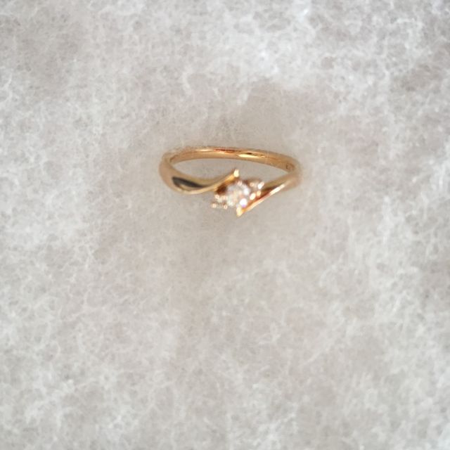 【4℃ BRIDAL(ヨンドシーブライダル)の口コミ】 金属アレルギーのため、素材を限定して見せていただきました。シルバー色…