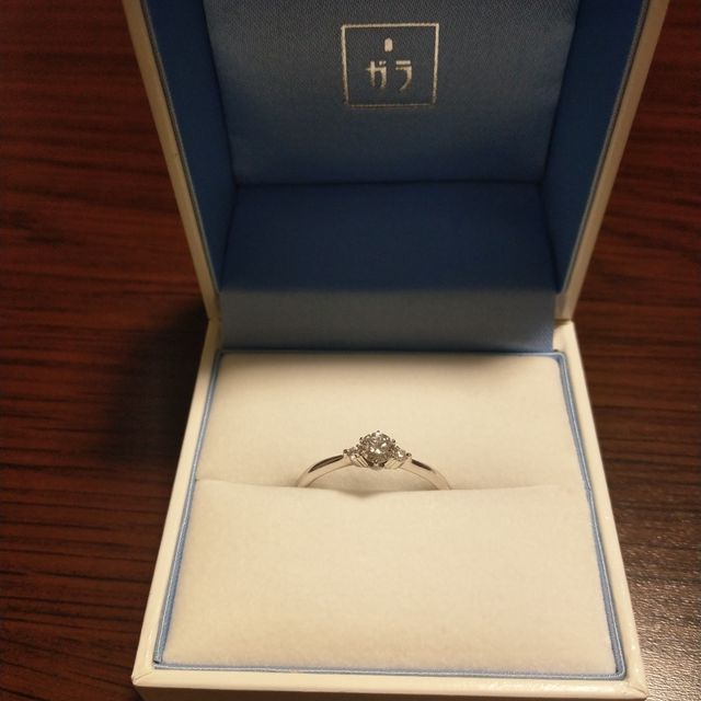 【GALA JEWELRY(ガラジュエリー)の口コミ】 指が太いのが悩みですが、
このデザインは両サイドにメレダイヤがあるので…