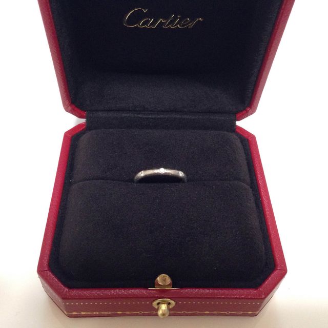 【カルティエ(Cartier)の口コミ】 ダイヤが３つついているので、知っている人はカルティエだなと分かってい…