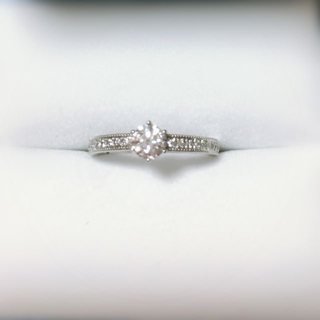 【GALA JEWELRY(ガラジュエリー)の口コミ】 デザインがとても好みでこの指輪にしました。ミルグレインが施されていま…