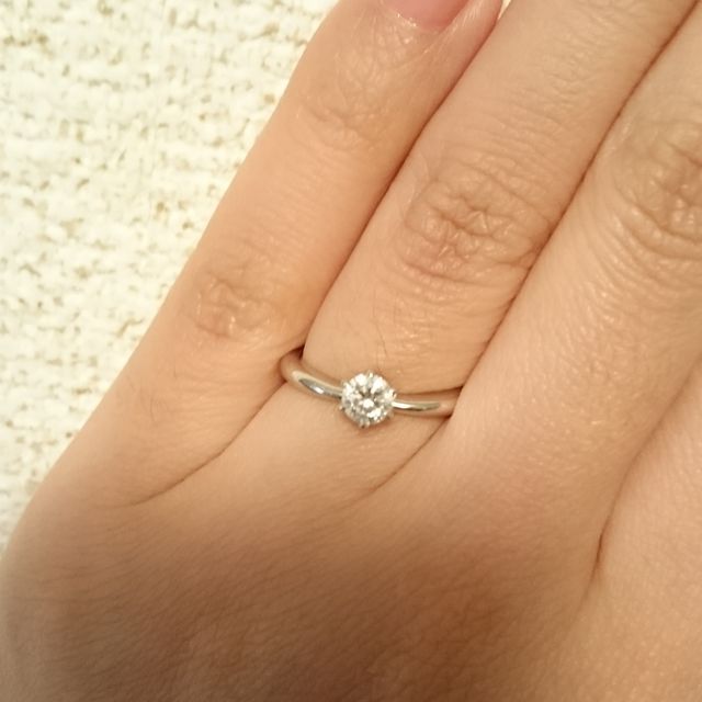 【ROYAL ASSCHER(ロイヤル・アッシャー)の口コミ】 はじめはダイヤが中心にあるデザインがいいかなと試着などさせていただい…