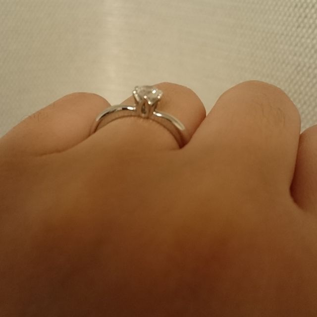 【ROYAL ASSCHER(ロイヤル・アッシャー)の口コミ】 はじめはダイヤが中心にあるデザインがいいかなと試着などさせていただい…