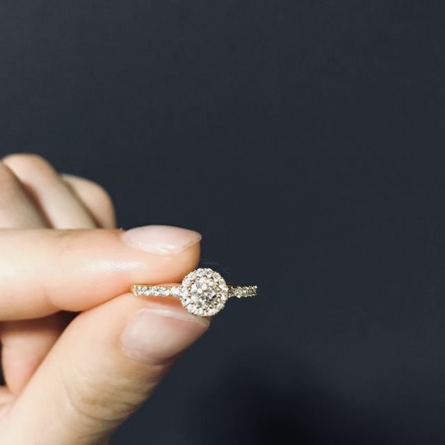 【GALA JEWELRY(ガラジュエリー)の口コミ】 センターのダイヤの周りに小粒ダイヤが1周していることによって、全体を見…