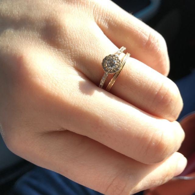 【GALA JEWELRY(ガラジュエリー)の口コミ】 センターのダイヤの周りに小粒ダイヤが1周していることによって、全体を見…