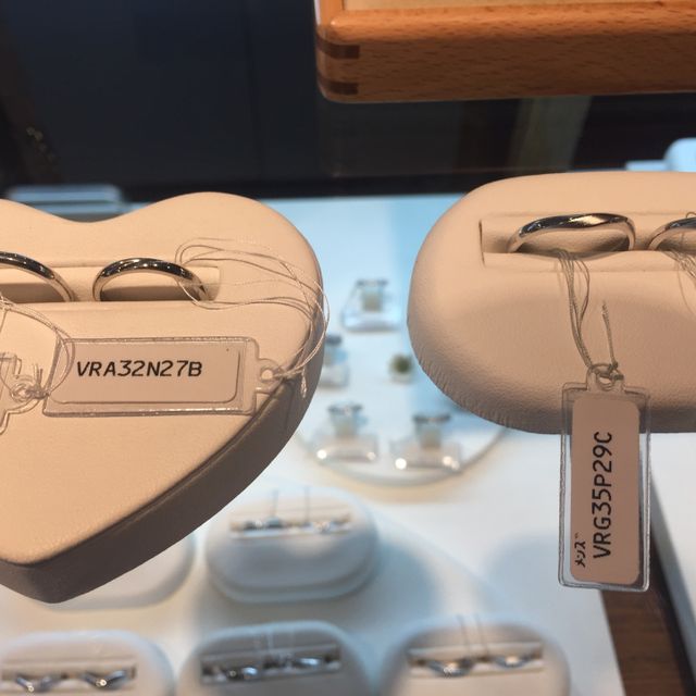 【宝石工房ヴァンモアの口コミ】 卸ということもあり、低価格で購入ができます。
デザインは豊富ですが、シ…