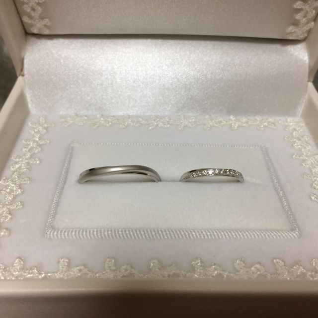 【宝寿堂(ほうじゅどう)の口コミ】 ダイヤのキラキラが多めにあるものを探していました。
端が小さいダイアで…