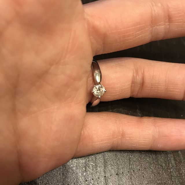 【ブルガリ(BVLGARI)の口コミ】 １つ石のプラチナと決めていたので、シンプルで目を引かれたこちらに。い…