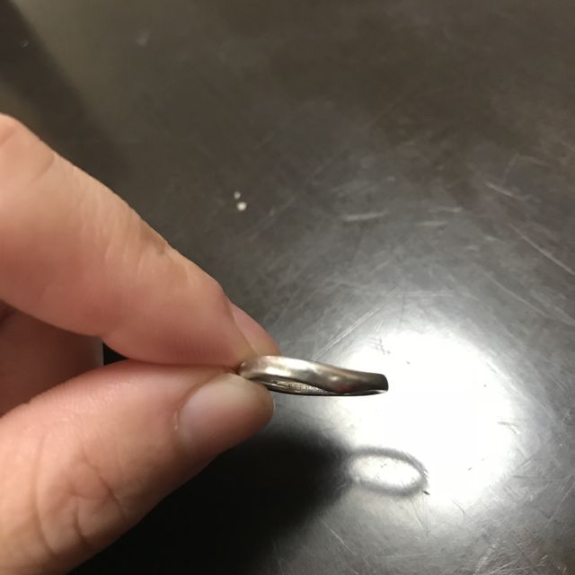 【4℃ BRIDAL(ヨンドシーブライダル)の口コミ】 シンプルなデザインで探していていくつか悩みましたが、ふたつの指輪の曲…