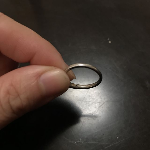 【4℃ BRIDAL(ヨンドシーブライダル)の口コミ】 シンプルなデザインで探していていくつか悩みましたが、ふたつの指輪の曲…