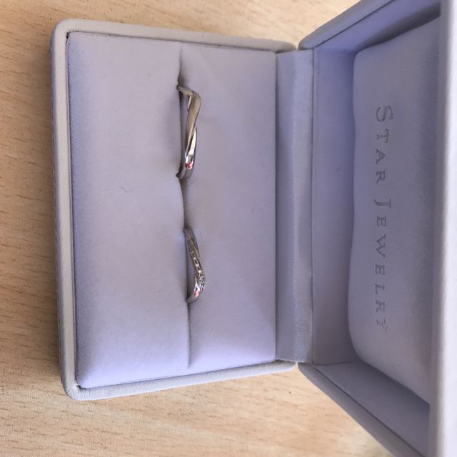 【STAR JEWELRY(スタージュエリー)の口コミ】 男性用も女性用もねじれがありとても可愛いです。家事などの作業の際も違…