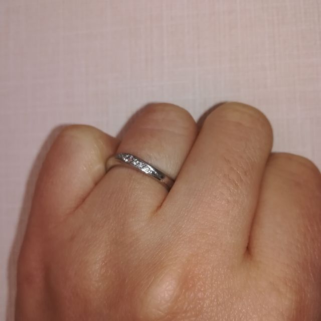 【VERITE(ベリテ)の口コミ】 ダイヤが入ったシンプルな結婚指輪を探していました。並んだ石の中央のピ…