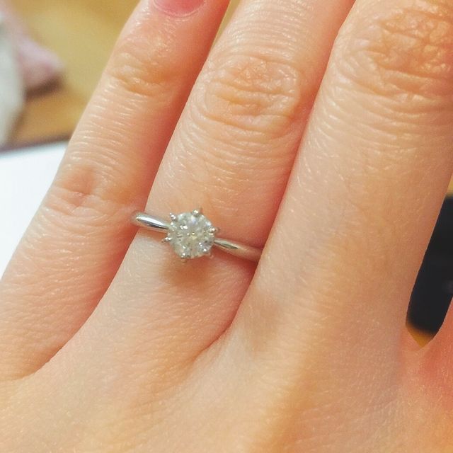 【LUCIE(ルシエ)の口コミ】 婚約指輪はシンプルだけどどこかこだわりのある物を探していました。色々…