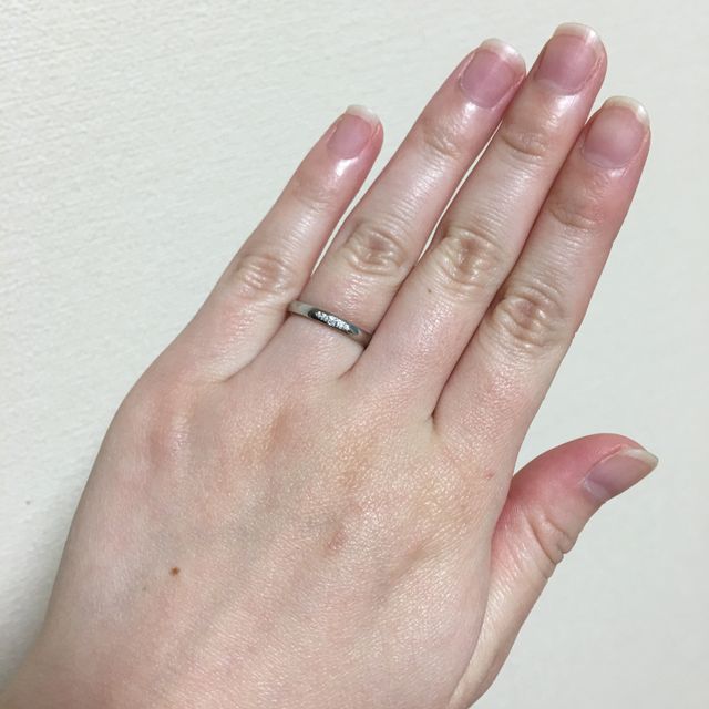 【アイプリモ(I-PRIMO)の口コミ】 シンプルなダイアモンドが5個埋め込まれており、とても小さいですが、何角…