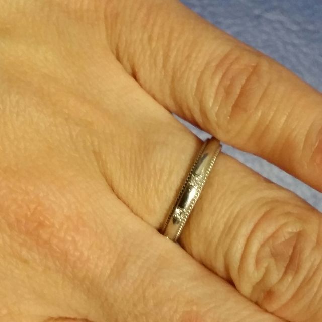 【4℃ BRIDAL(ヨンドシーブライダル)の口コミ】 デザインがシンプルでありつつ、ミル打ちのものをつけている人は余り周り…