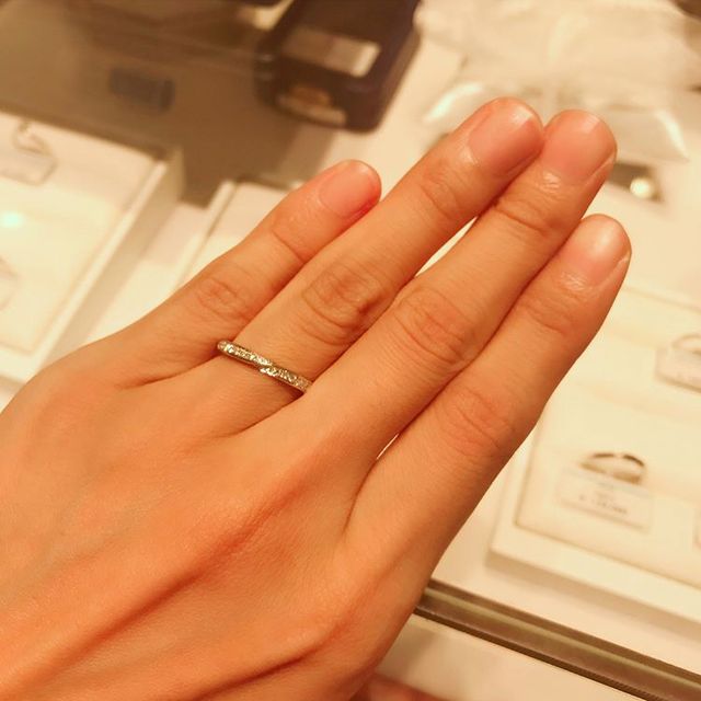 【銀座ダイヤモンドシライシの口コミ】 ダイヤモンドのついた結婚指輪で探していて、色々試着しました。
ハーフエ…