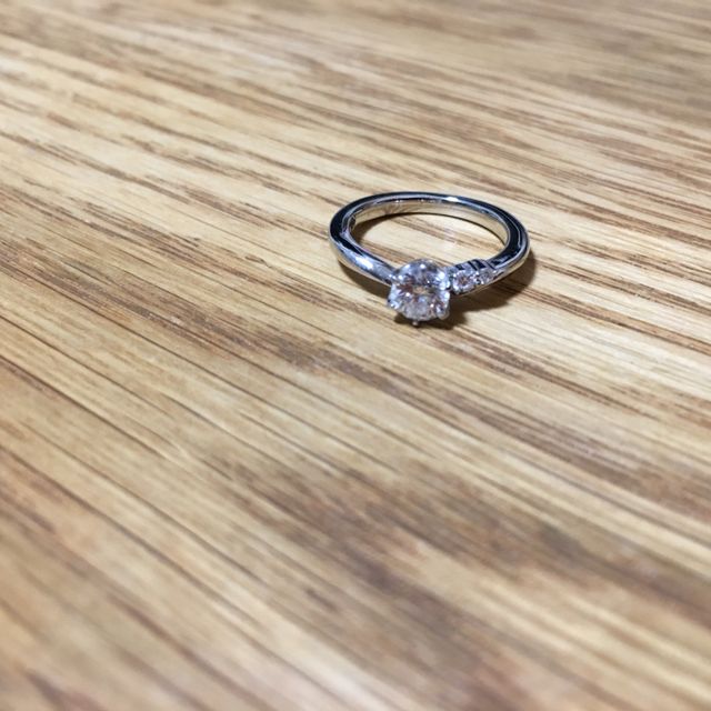 【4℃ BRIDAL(ヨンドシーブライダル)の口コミ】 緩やかなV字リングで、小さなダイヤが程よく散りばめられた繊細で可愛いデ…