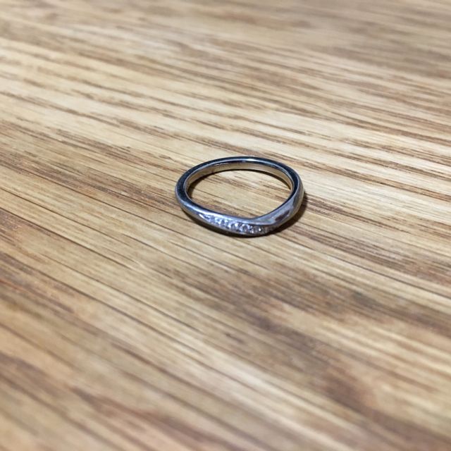 【4℃ BRIDAL(ヨンドシーブライダル)の口コミ】 緩やかなV字リングで、小さなダイヤが程よく散りばめられた繊細で可愛いデ…