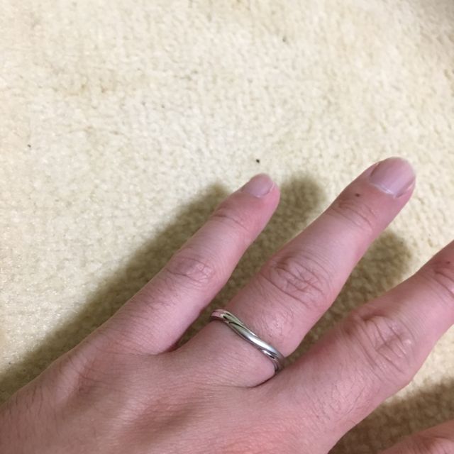 【銀座ダイヤモンドシライシの口コミ】 購入の決め手となったのはデザインのシンプルさと絶妙なV字形状で指輪を身…