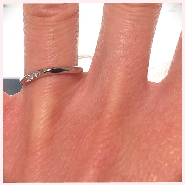 【ヴァンドーム青山(VENDOME AOYAMA)の口コミ】 試着したものは、ウェーブにメレダイヤが並んでおり、指が華奢に見えとて…