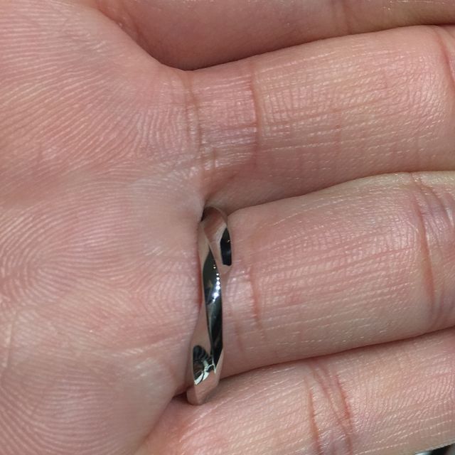 【俄(にわか)の口コミ】 プラチナの輝きがキレイでした！指輪一周分にデザインがされていますが、…