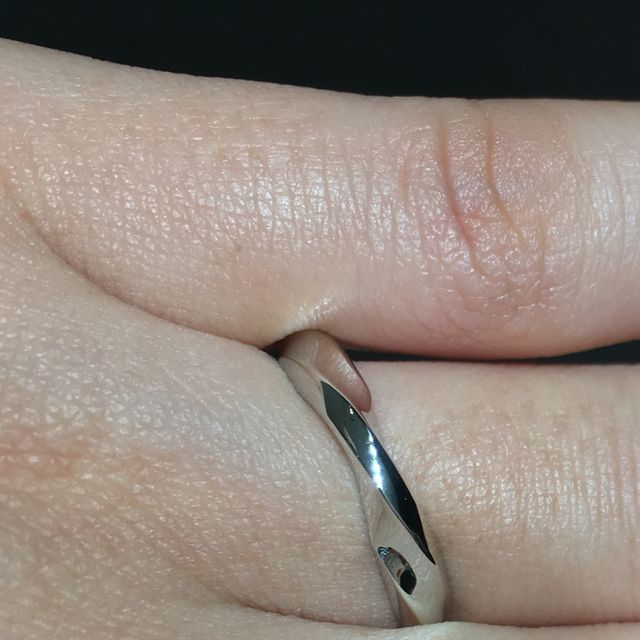 【俄(にわか)の口コミ】 プラチナの輝きがキレイでした！指輪一周分にデザインがされていますが、…