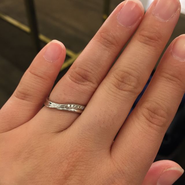 【JEWELRY  KAMATA(ジュエリーかまた)の口コミ】 シンプル過ぎず、派手過ぎず
程よくダイヤが入っているところ。
綺麗なS字…