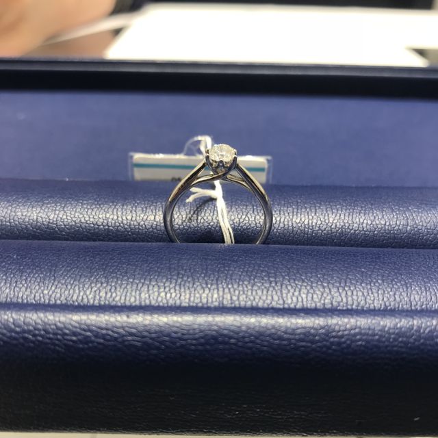 【銀座ダイヤモンドシライシの口コミ】 シンプルなデザインですが、彼女に似合うはずだというのが1番の決め手です…
