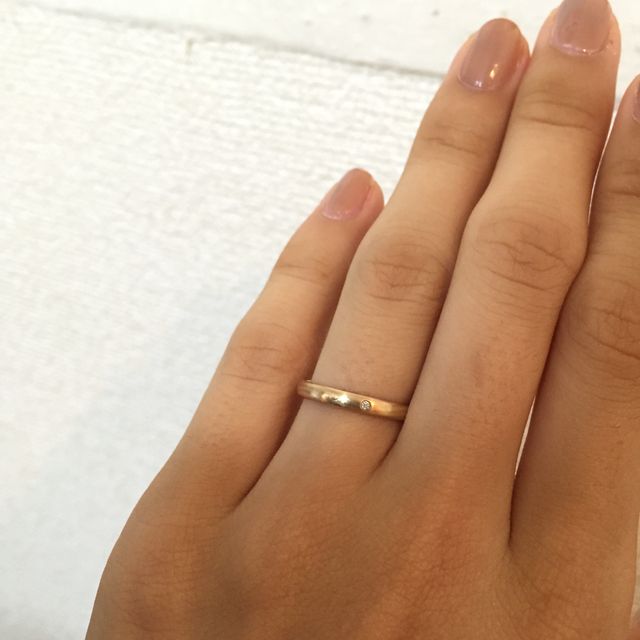 【俄(にわか)の口コミ】 素材が一種類ではなく、２種類を木目上に重ねて作られているところ。

私…