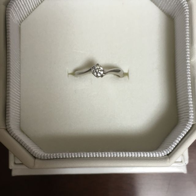 【4℃ BRIDAL(ヨンドシーブライダル)の口コミ】 もともとリング自体に曲線のあるタイプが好きだったので、お店で選ぶ際も…