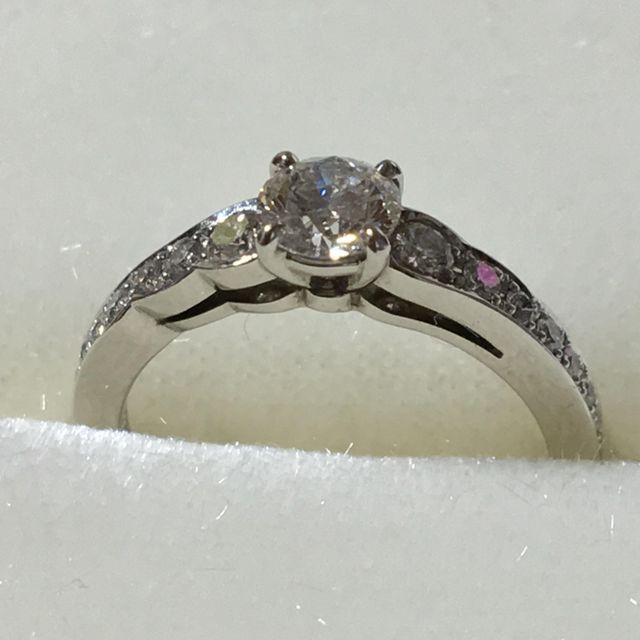 【俄(にわか)の口コミ】 なるべく石がちりばめられているものがいいと思い、こちらを選びました。
…