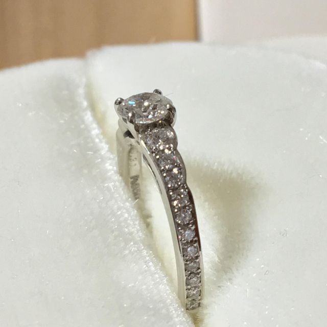 【俄(にわか)の口コミ】 なるべく石がちりばめられているものがいいと思い、こちらを選びました。
…