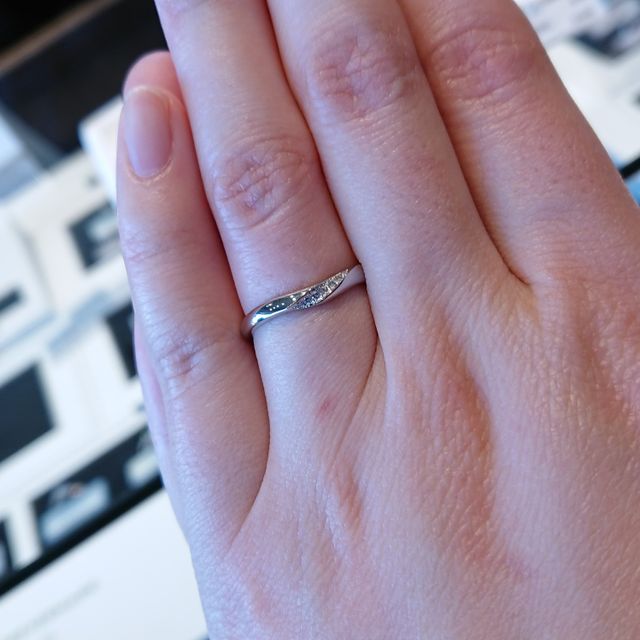 【I's stone(アイズストーン)の口コミ】 リングのくぼみにダイヤモンドが埋め込まれているタイプなので、どの角度…