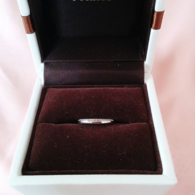 【アイプリモ(I-PRIMO)の口コミ】 女性用は上半分に極小のメレダイヤが敷き詰められていて、すごくキラキラ…