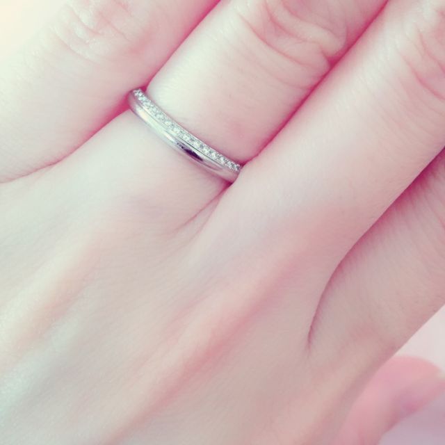 【アイプリモ(I-PRIMO)の口コミ】 女性用は上半分に極小のメレダイヤが敷き詰められていて、すごくキラキラ…