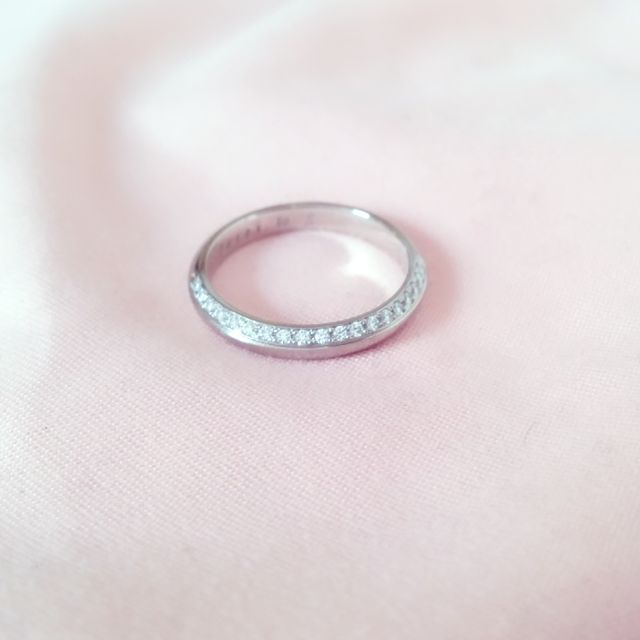 【アイプリモ(I-PRIMO)の口コミ】 女性用は上半分に極小のメレダイヤが敷き詰められていて、すごくキラキラ…