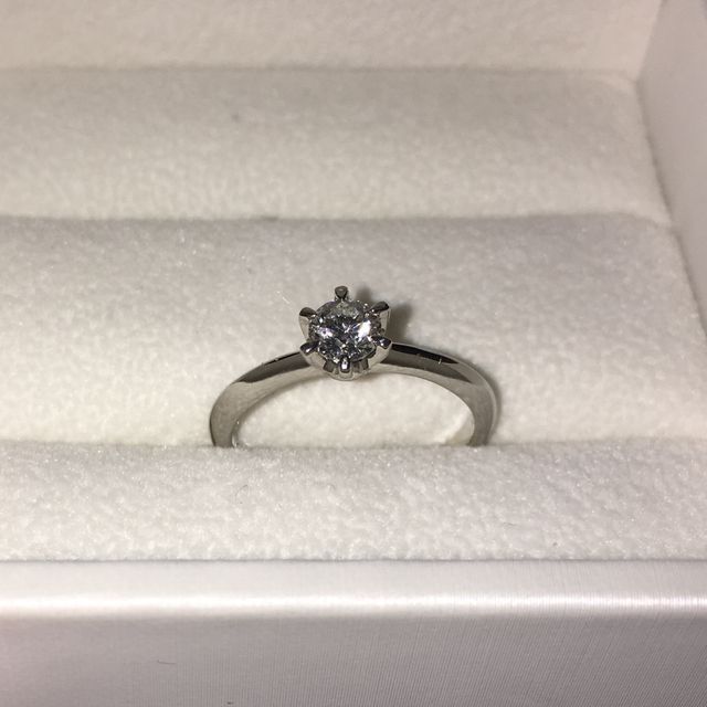 【アンジェリックフォセッテ(Angelique Fossette)の口コミ】 おとぎ話に出てくるような、典型的なデザインが、いかにも婚約指輪という…