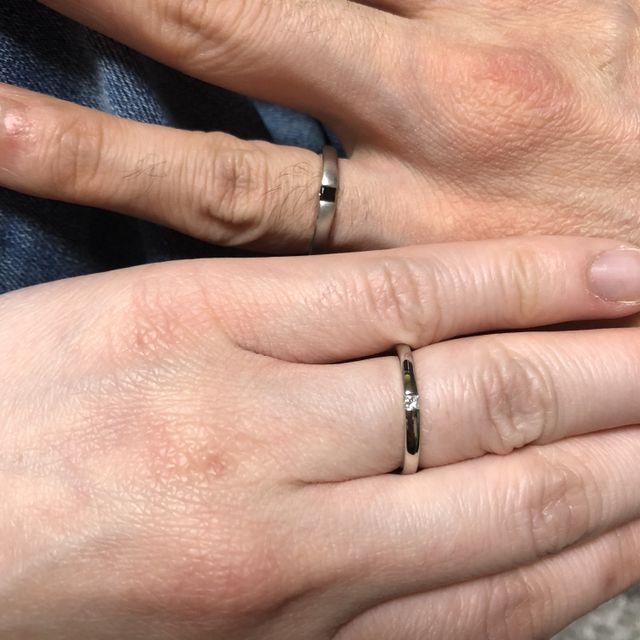 【エクセルコダイヤモンド(EXELCO DIAMOND)の口コミ】 シンプルなのに、気品を感じるリングなこと。デザインが2人とも似ていてペ…