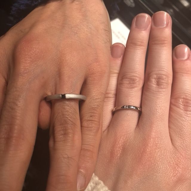 【エクセルコダイヤモンド(EXELCO DIAMOND)の口コミ】 シンプルなのに、気品を感じるリングなこと。デザインが2人とも似ていてペ…