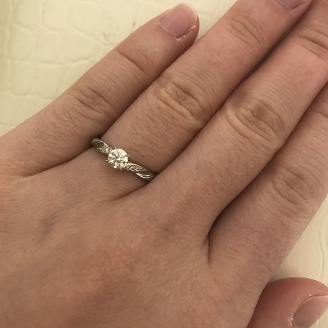 【STAR JEWELRY(スタージュエリー)の口コミ】 派手でもなく、物足りなくもなく、ちょうどいいダイヤのデザインが気に入…