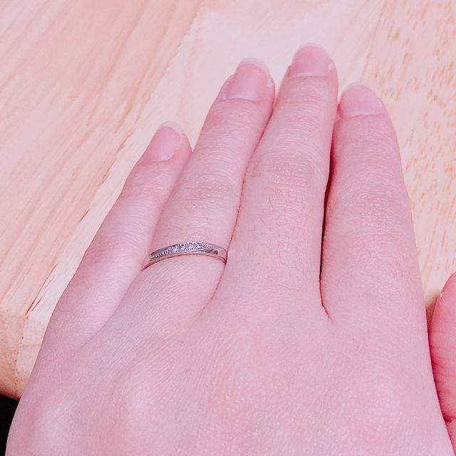 【組曲ジュエリーの口コミ】 まず一目惚れしました！
色々見てきた中であっこれがいいと
思えた指輪に…