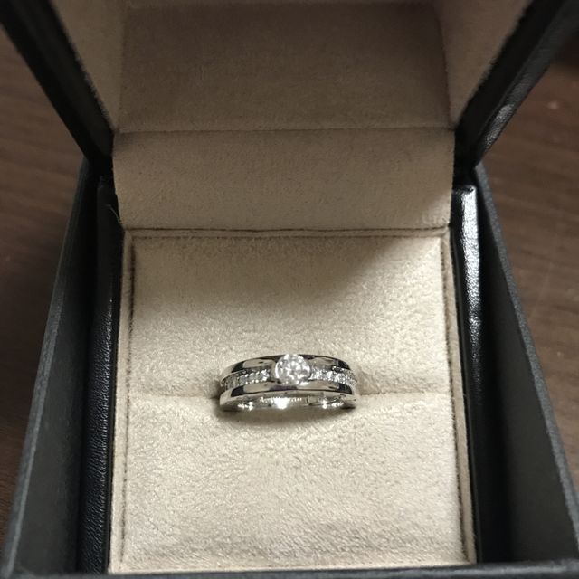 【ブルガリ(BVLGARI)の口コミ】 結婚指輪とお揃いで付けたかったので
こちらのデザインに決めました。
結…
