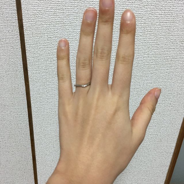 【アイプリモ(I-PRIMO)の口コミ】 細くて少しカーブのかかったデザインが綺麗で一目惚れしました。キラッと…