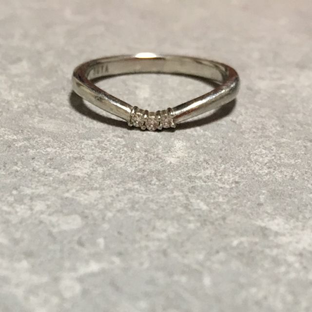 【アイプリモ(I-PRIMO)の口コミ】 細くて少しカーブのかかったデザインが綺麗で一目惚れしました。キラッと…