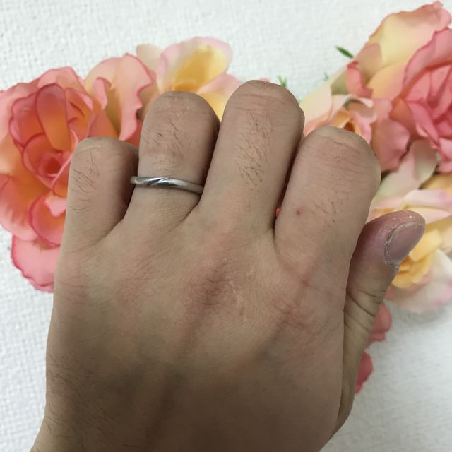 【MILK&Strawberry(ミルクアンドストロベリー)の口コミ】 妻の一目惚れでこのシリーズのペアリングを購入。男性用は非常にシンプル…